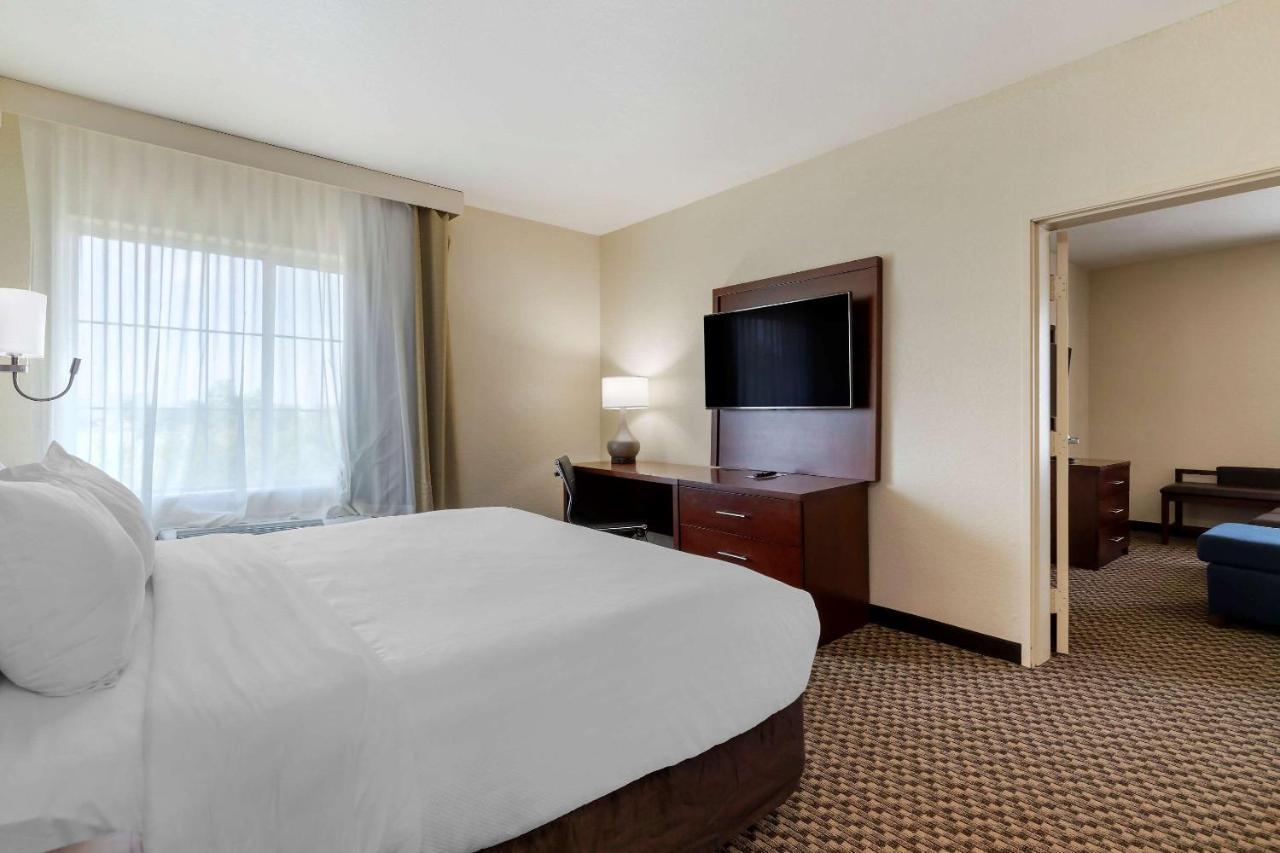 Comfort Inn & Suites Near Six Flags & Medical Center San Antonio Bagian luar foto
