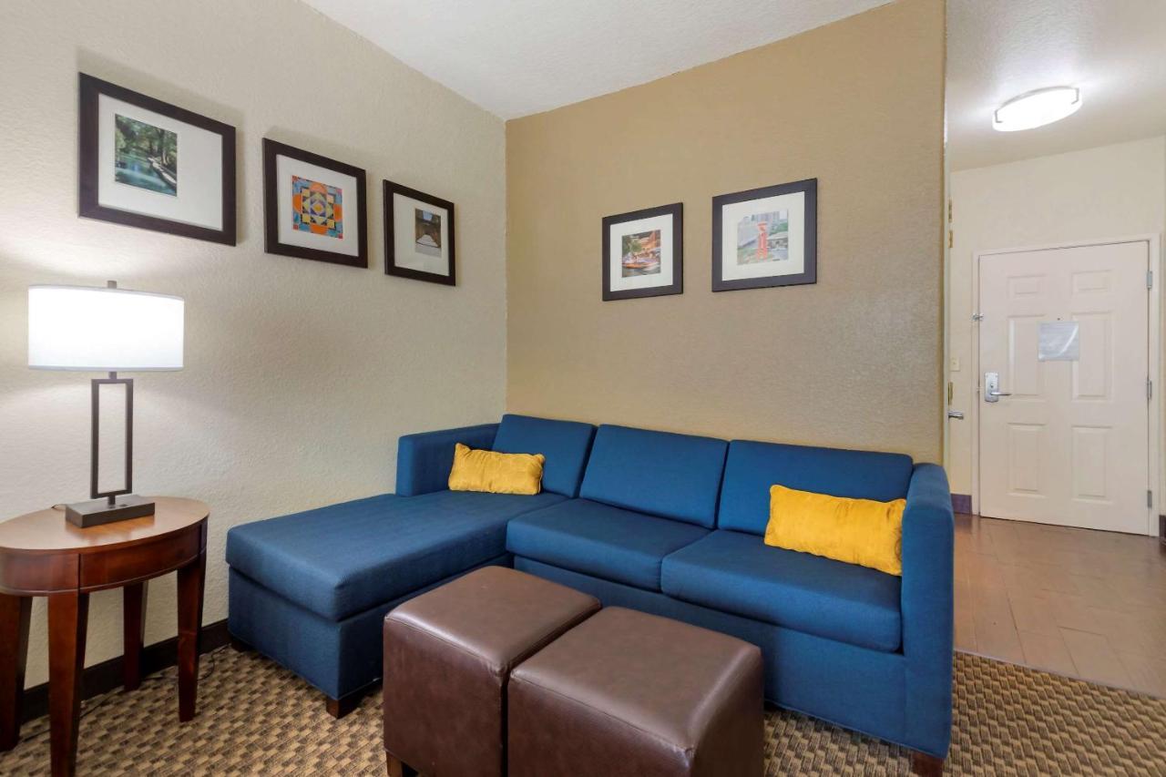 Comfort Inn & Suites Near Six Flags & Medical Center San Antonio Bagian luar foto