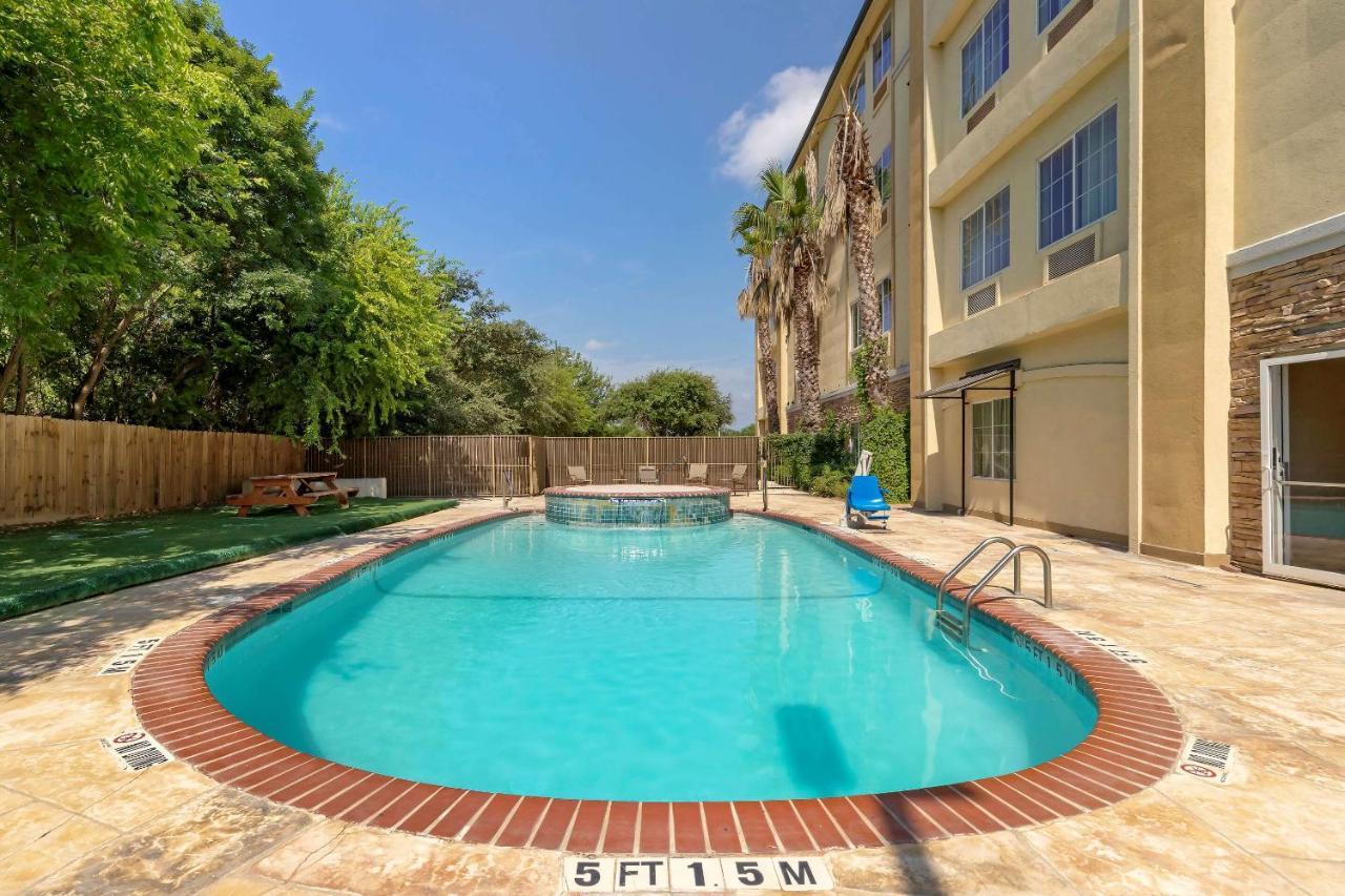 Comfort Inn & Suites Near Six Flags & Medical Center San Antonio Bagian luar foto
