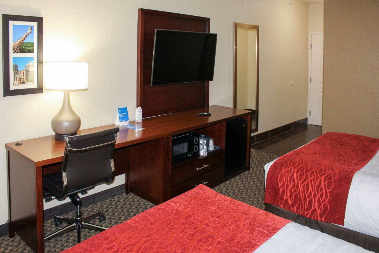 Comfort Inn & Suites Near Six Flags & Medical Center San Antonio Bagian luar foto
